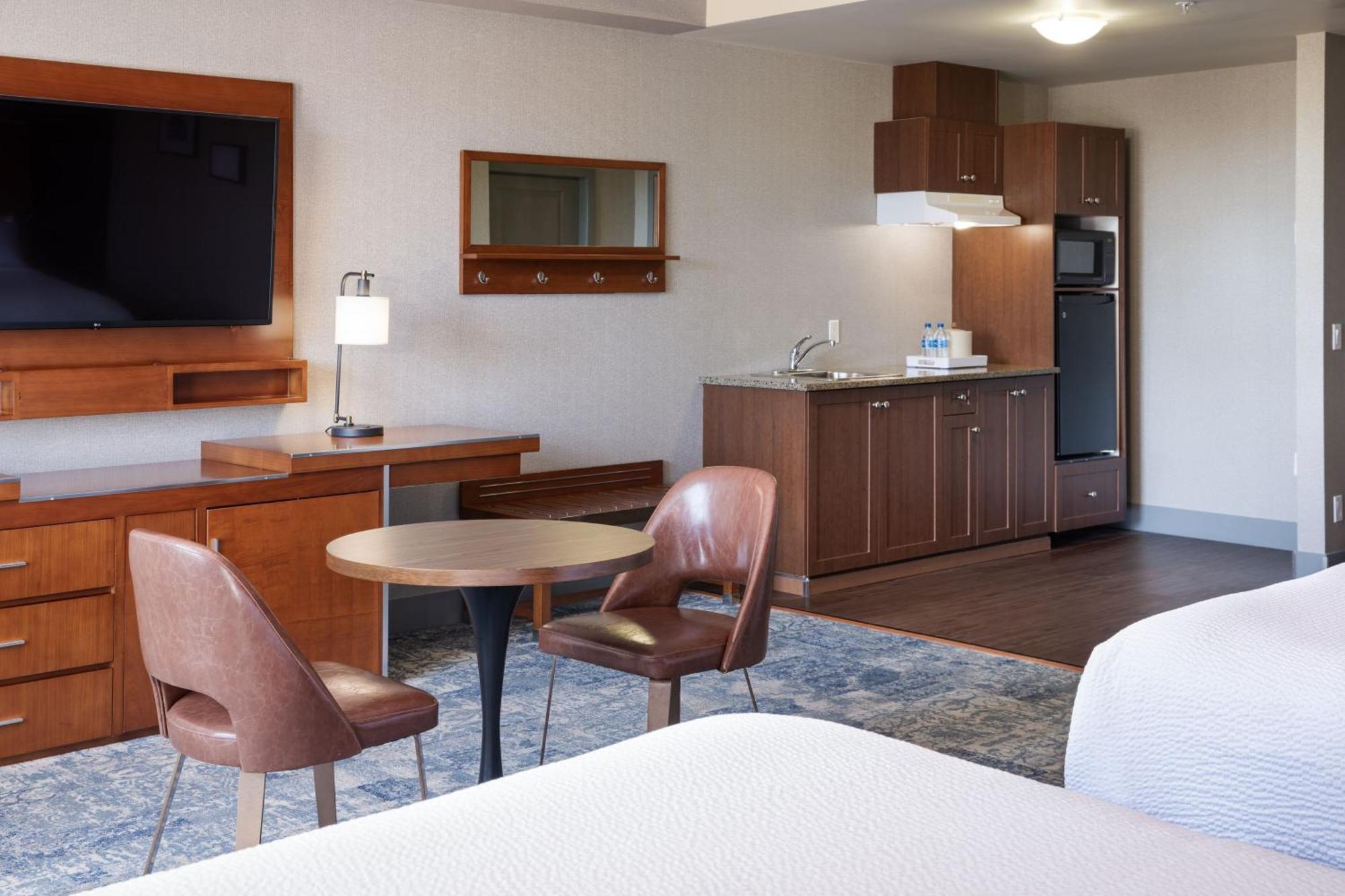 Four Points By Sheraton Victoria Gateway Лангфорд Экстерьер фото