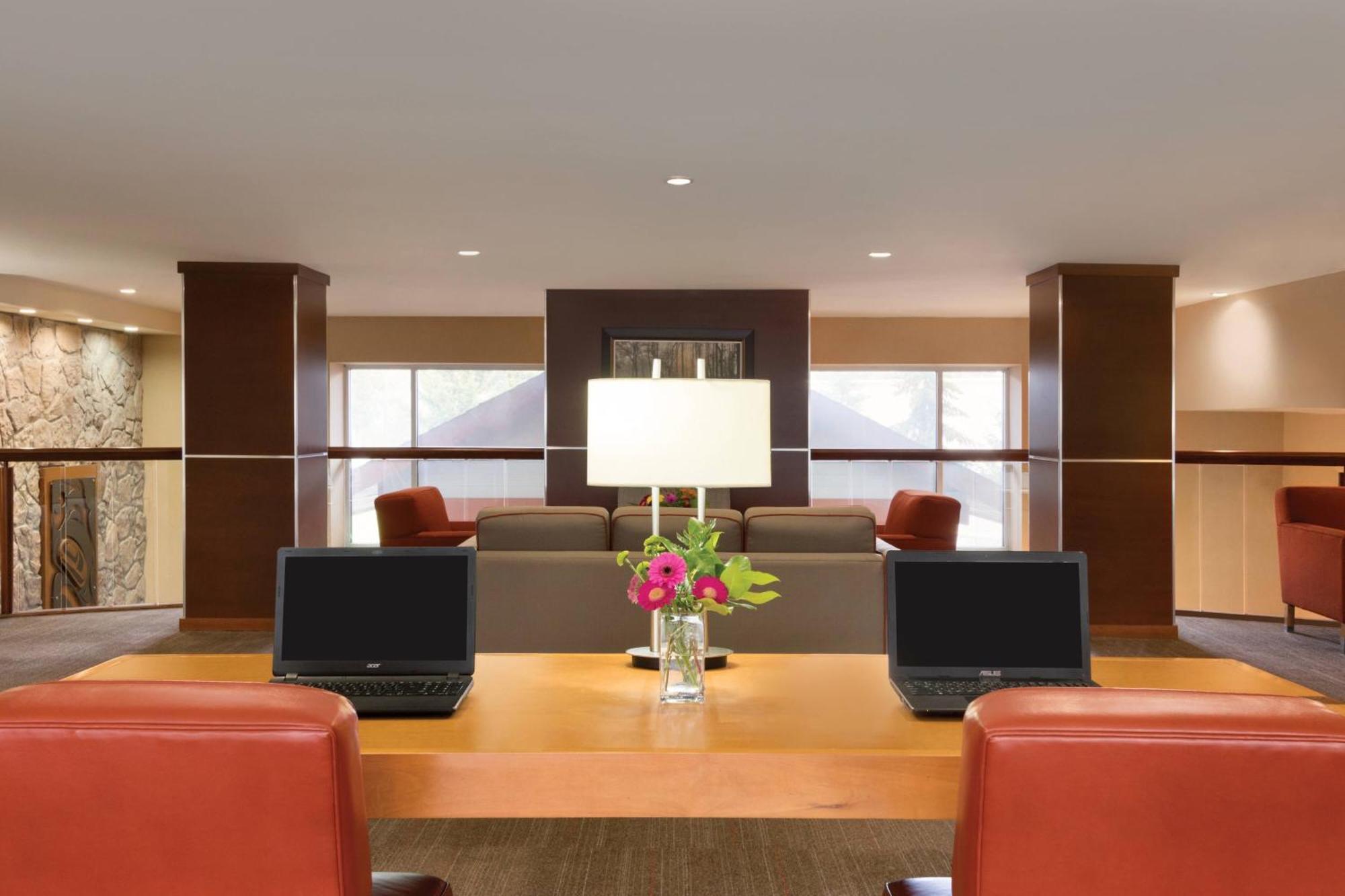 Four Points By Sheraton Victoria Gateway Лангфорд Экстерьер фото